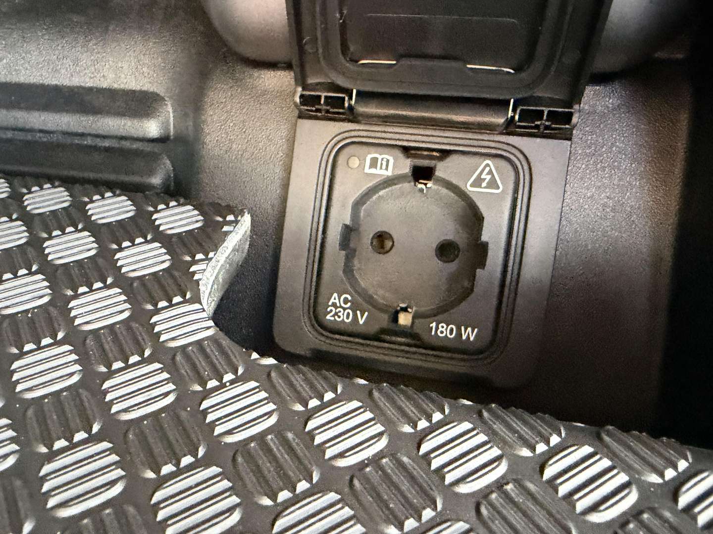 Land Rover Defender 90 X-Dynamic HSE D300 - 2025 - Joinsteer - #26