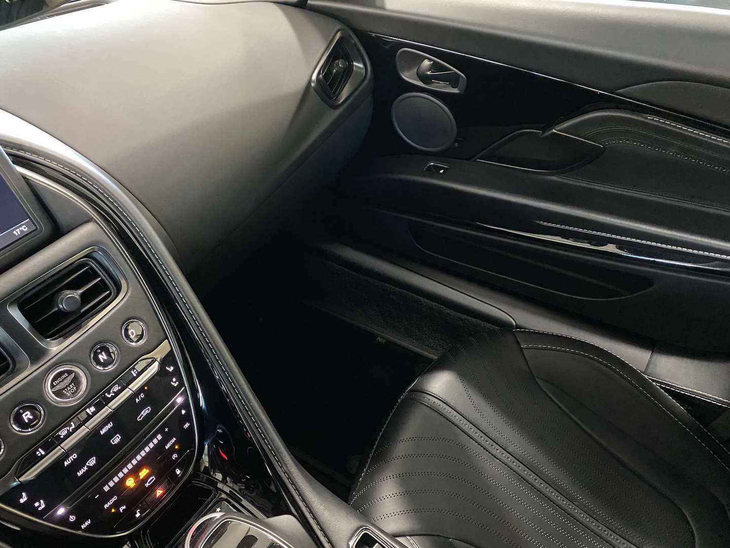 Aston Martin DB11 Volante 4.0 V8 BlackPack - 2019 - Joinsteer - #15