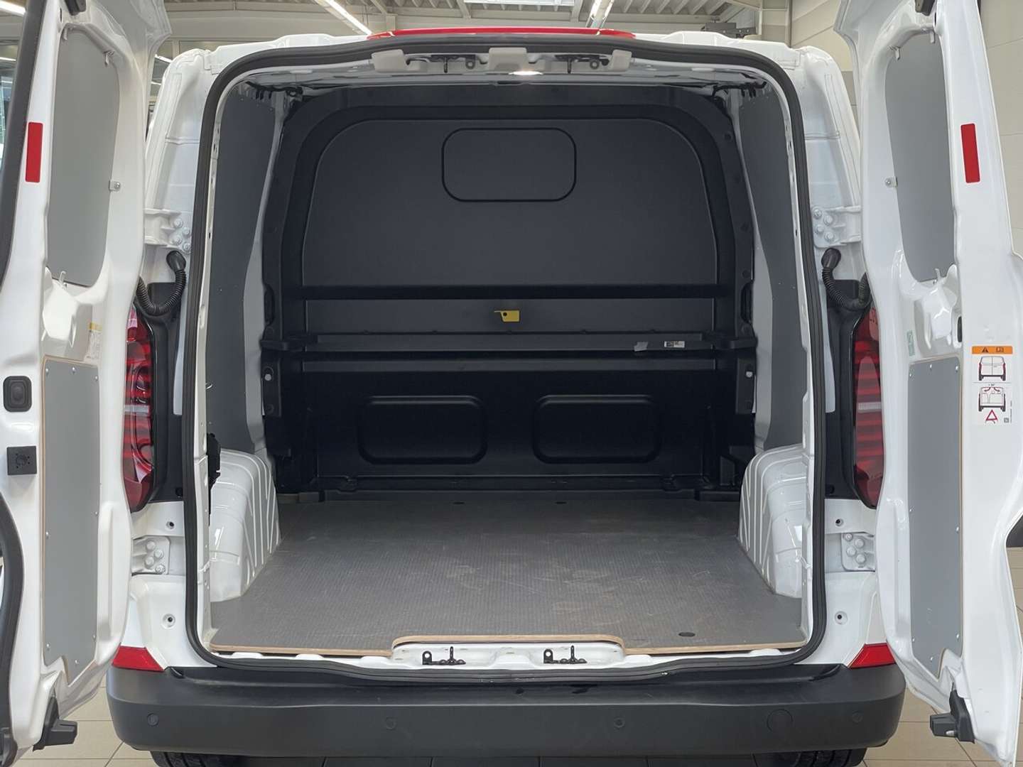 Volkswagen Transporter Dub Cab TDI - 2025 - Joinsteer - #7