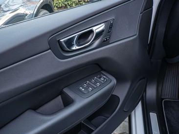 Volvo XC60 B4 R-Design — photo 16