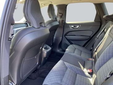 Volvo XC60 B4 Core — photo 10