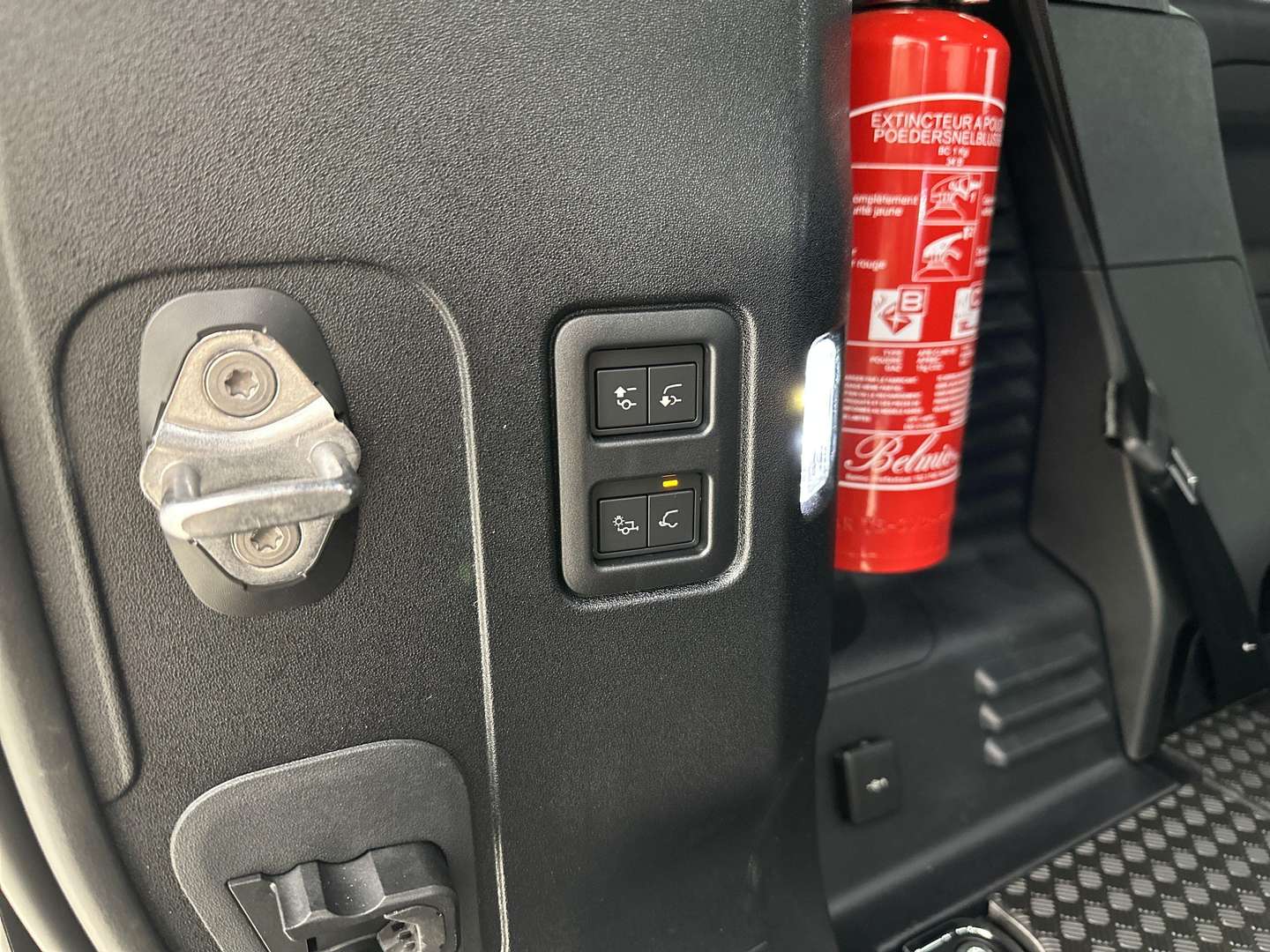 Land Rover Defender 90 D250 X-Dynamic SE AWD Auto - 2025 - Joinsteer - #18