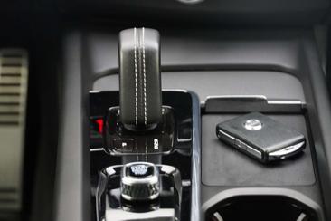 Volvo XC60 B4 R-Design — photo 18