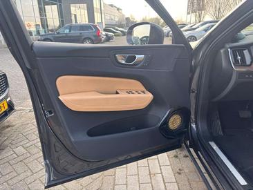 Volvo XC60 T6 Recharge Core — photo 9