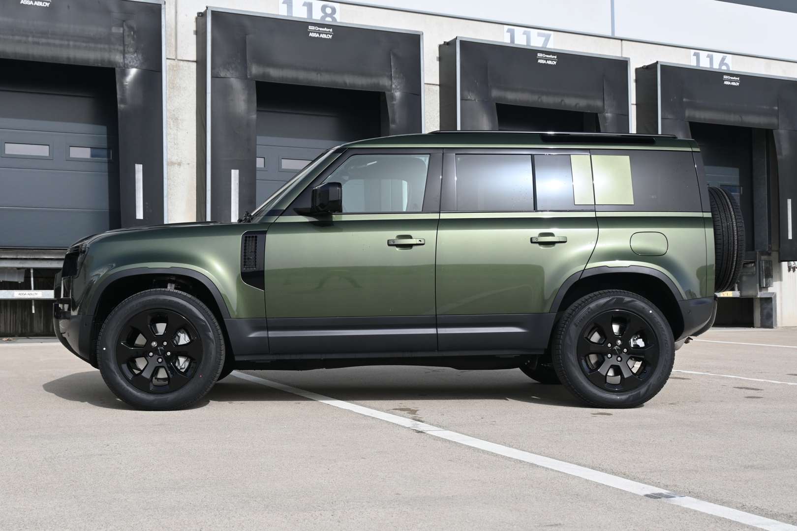 Land Rover Defender 110 Forest Edition 2.0 P300e - 2026 - Joinsteer - #8