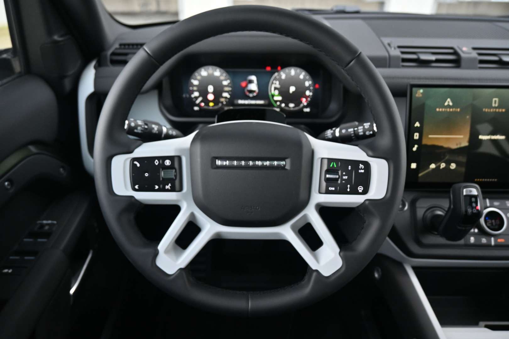 Land Rover Defender 110 Forest Edition 2.0 P300e - 2026 - Joinsteer - #16