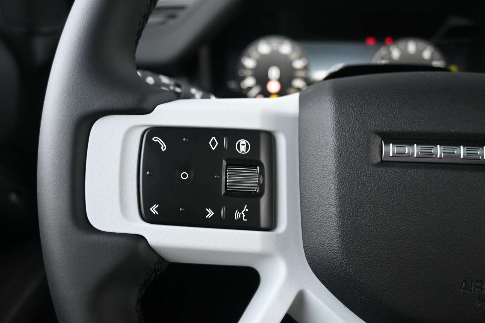 Land Rover Defender 110 Forest Edition 2.0 P300e - 2026 - Joinsteer - #17