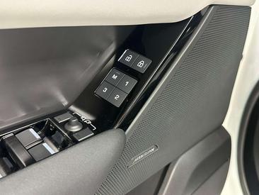 Land Rover Range Rover Velar P400e R-Dynamic SE — photo 14