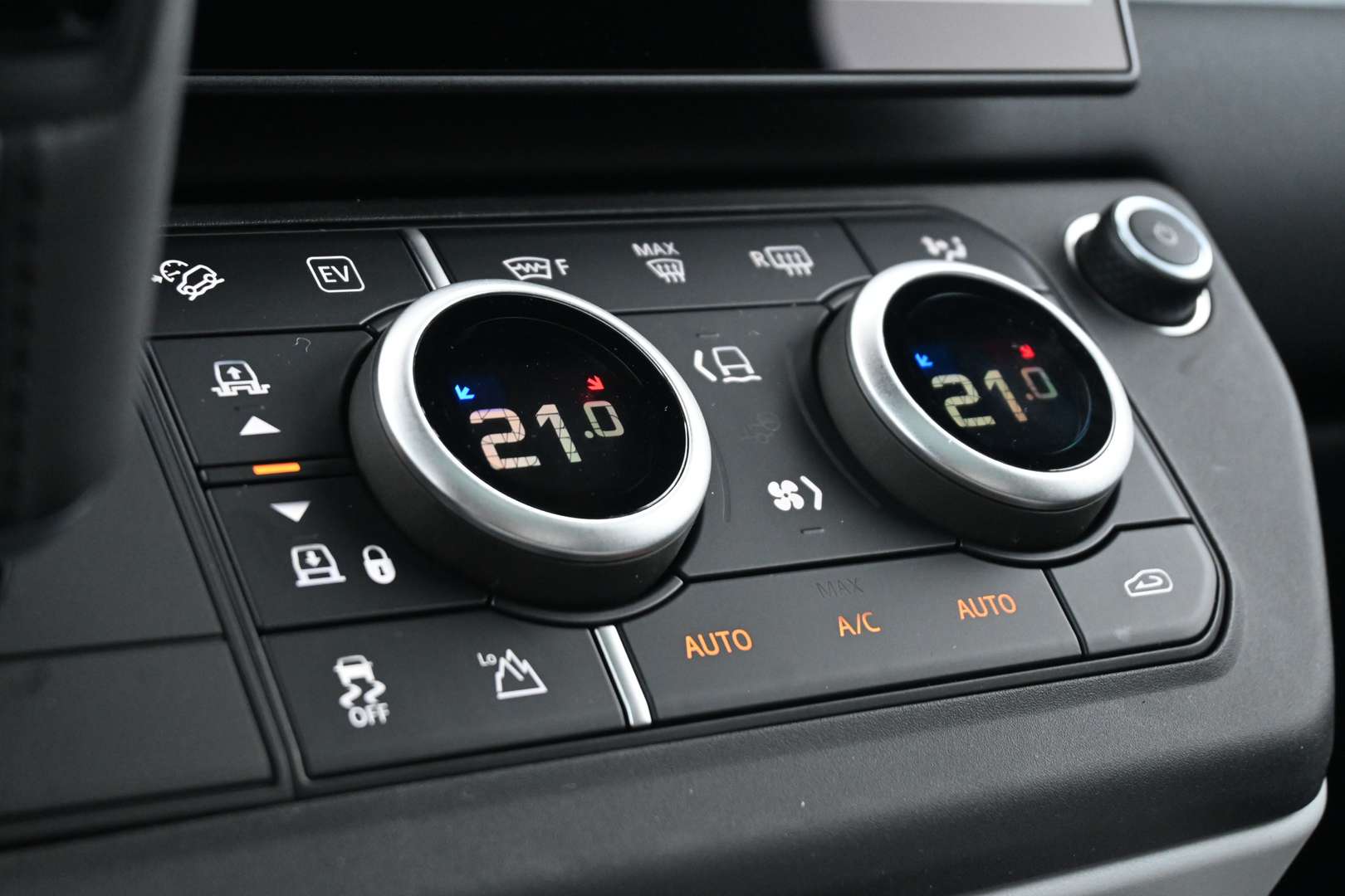 Land Rover Defender 110 Forest Edition 2.0 P300e - 2026 - Joinsteer - #25