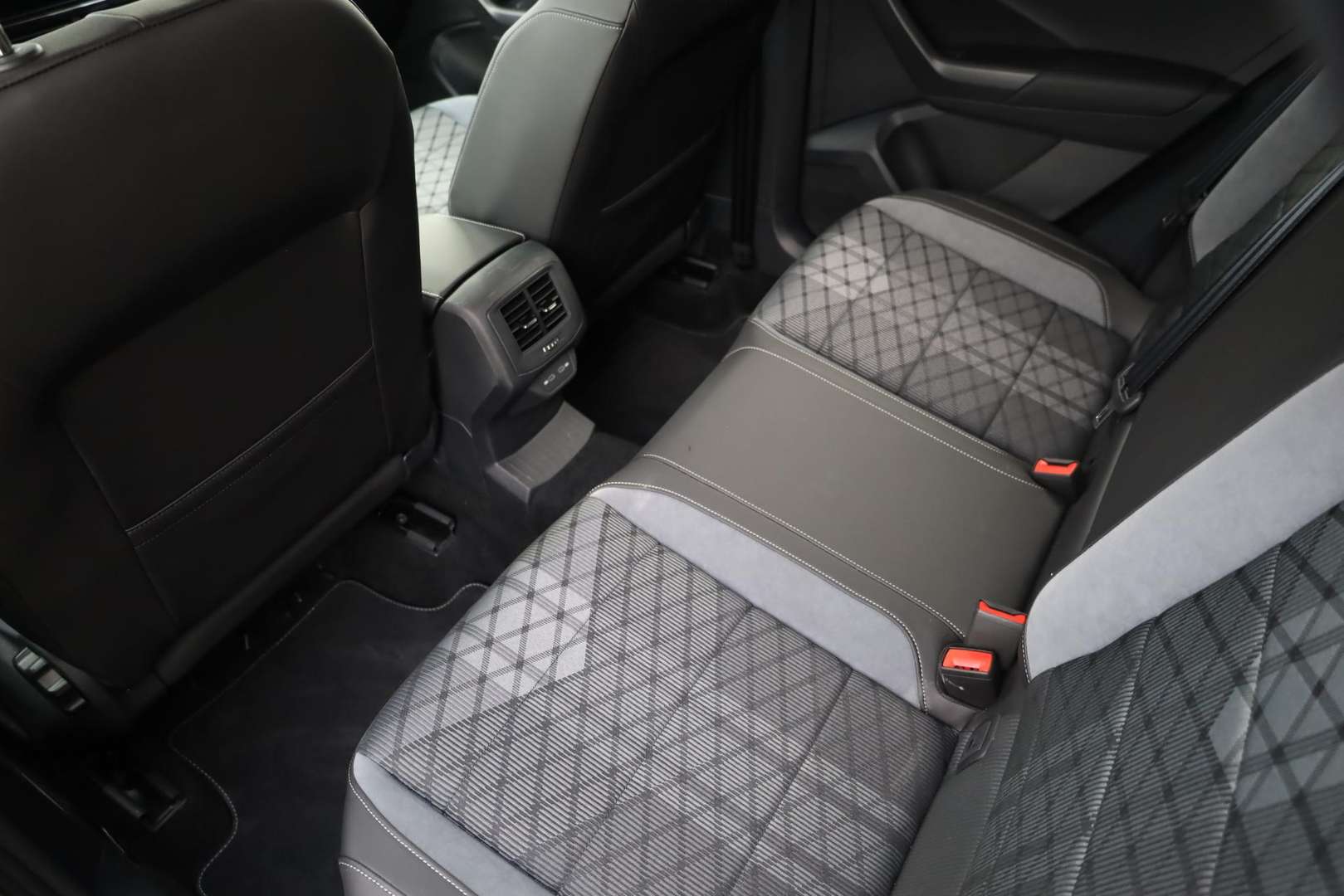 Volkswagen T-Roc R-Line - 2024 - Joinsteer - #37