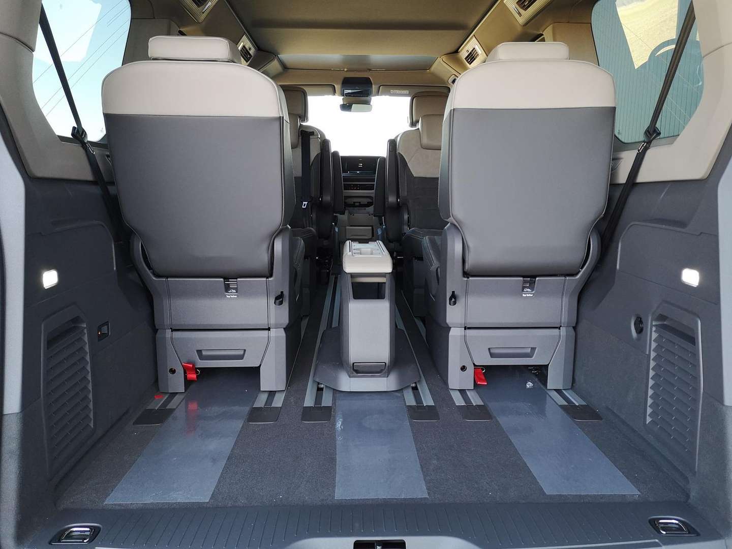 Volkswagen Multivan California Beach TDI Sport Edition - 2025 - Joinsteer - #14