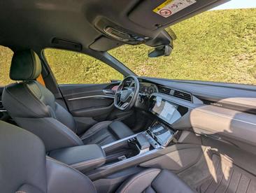 Audi Q8 E-tron — photo 9