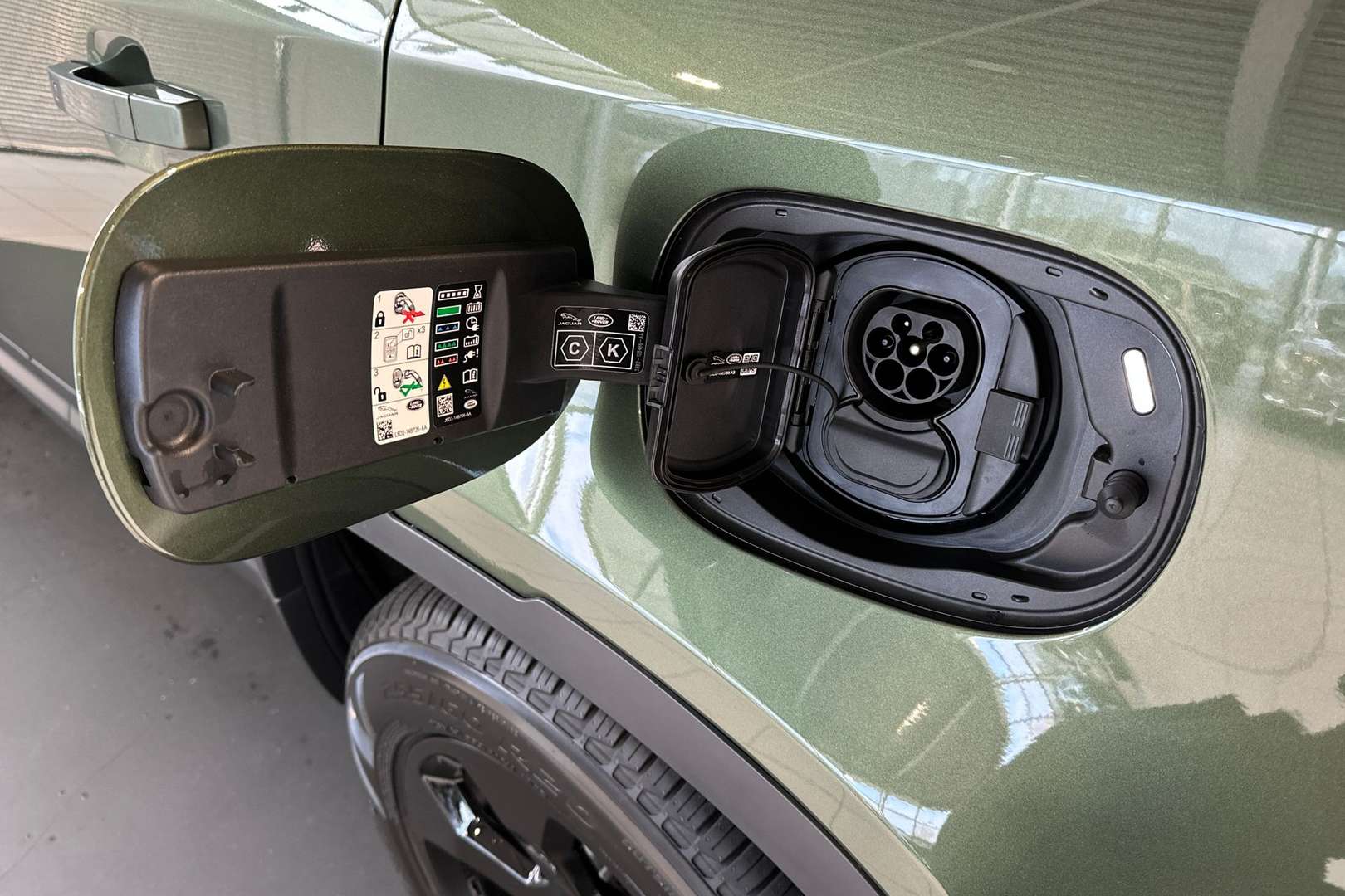 Land Rover Defender 110 Forest Edition 2.0 P300e - 2026 - Joinsteer - #23