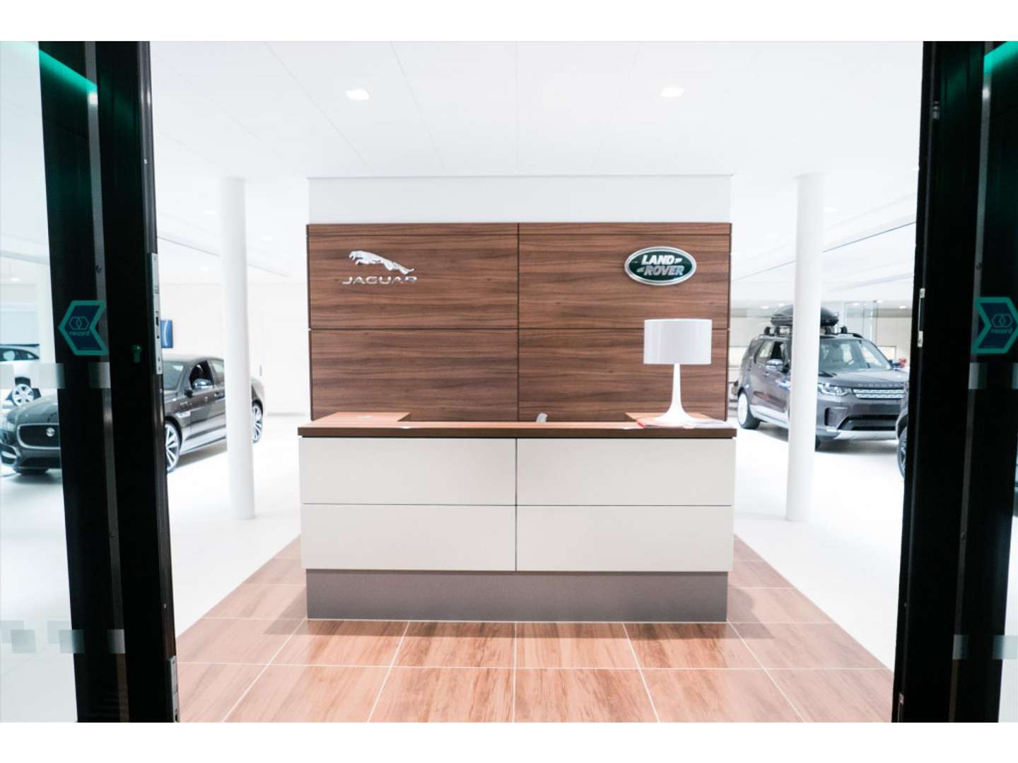 Land Rover Defender 110 Forest Edition 2.0 P300e - 2026 - Joinsteer - #25