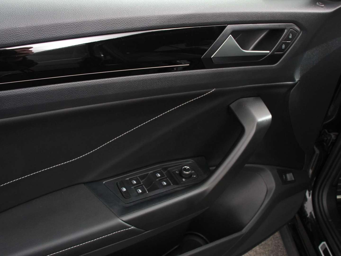 Volkswagen T-Roc R-Line - 2025 - Joinsteer - #11