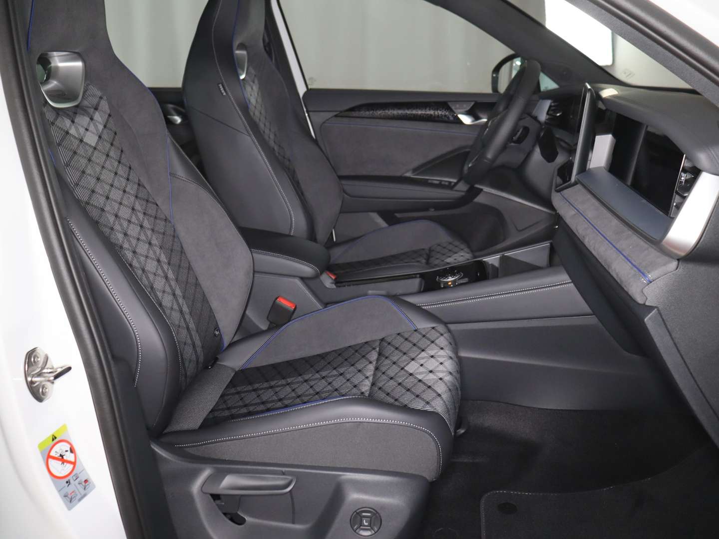 Volkswagen T-CROSS R-Line - 2025 - Joinsteer - #13