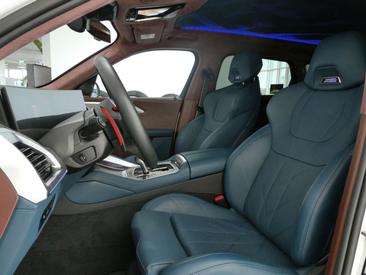 BMW XM 50e — photo 9