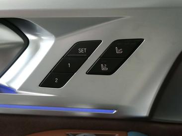 BMW XM 50e — photo 16