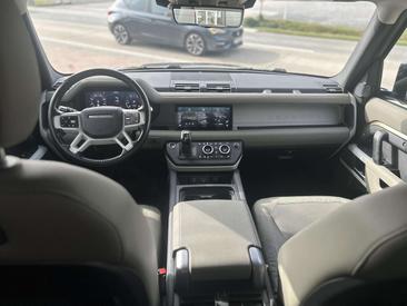 Land Rover Defender 110 D250 SE — photo 4