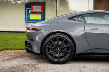 Aston Martin V8 — photo 8