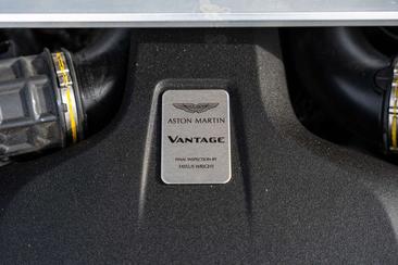 Aston Martin V8 — photo 12