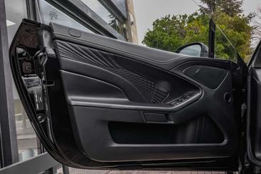 Aston Martin Vanquish — photo 14