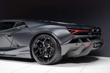 Lamborghini Revuelto — photo 11