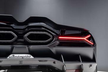Lamborghini Revuelto — photo 17