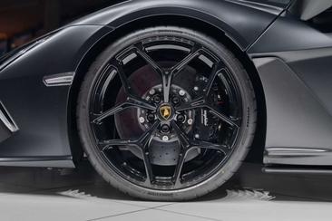 Lamborghini Revuelto — photo 21