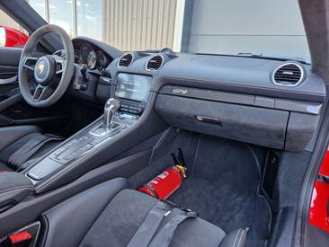Porsche 718 Cayman GT4 — photo 18
