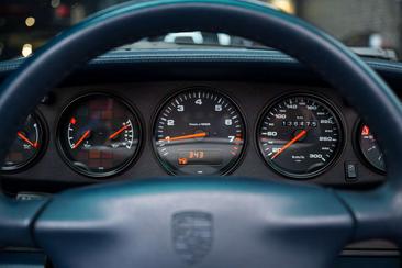 Porsche 993 Carrera 2 — photo 32