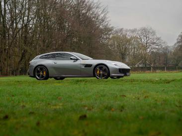 Ferrari GTC4Lusso — photo 24