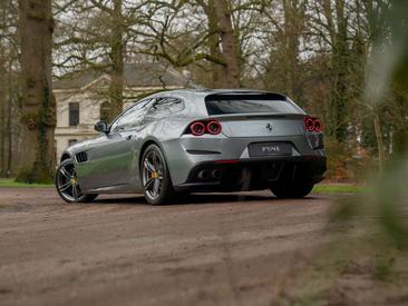 Ferrari GTC4Lusso — photo 25