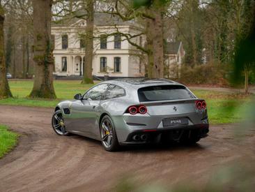Ferrari GTC4Lusso — photo 28