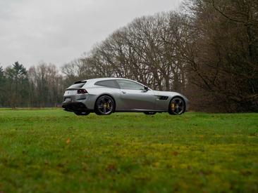 Ferrari GTC4Lusso — photo 31