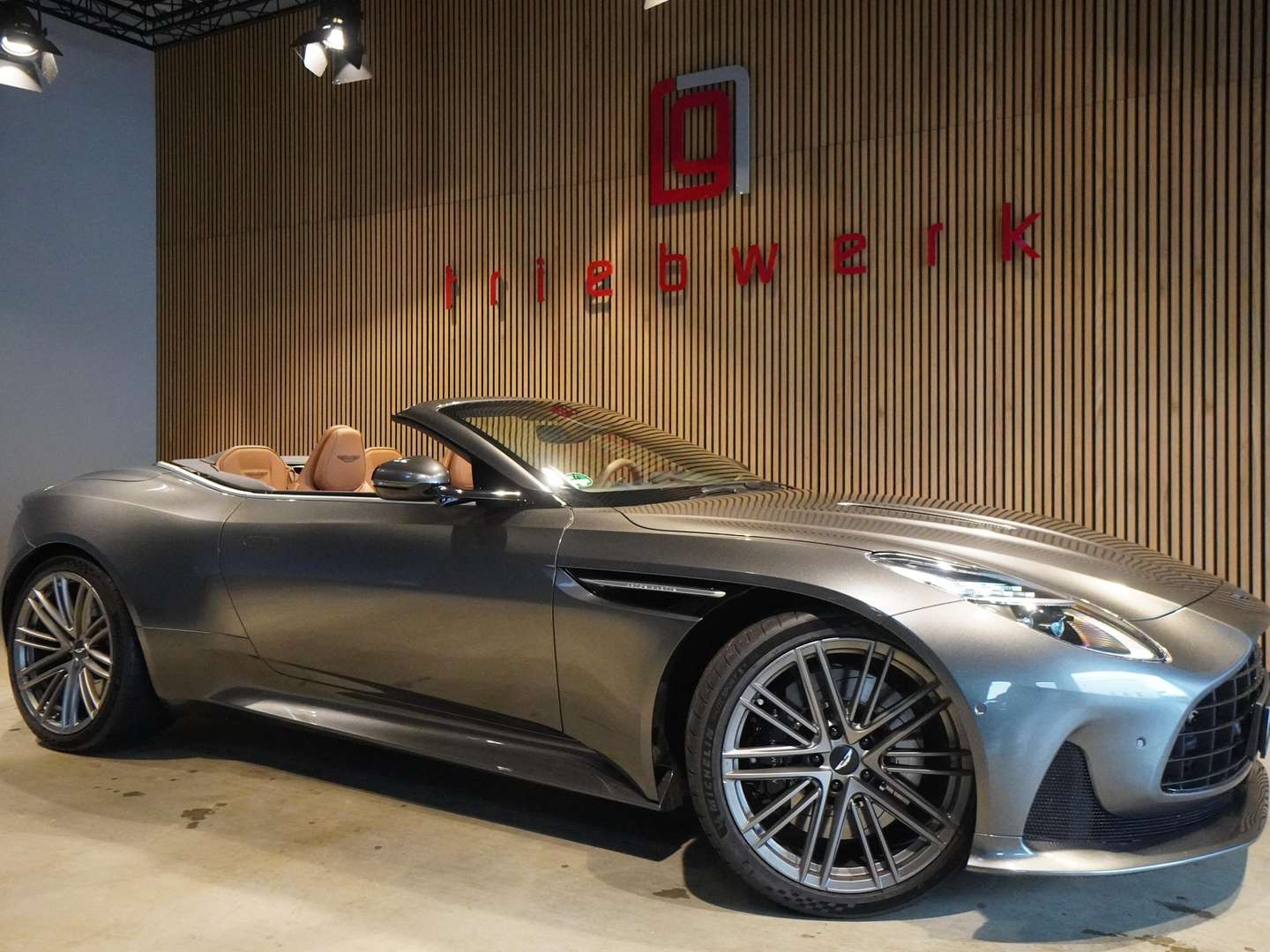 Aston Martin DB12 Volante 4.0 V8 B&W - 2024 - Joinsteer - #2