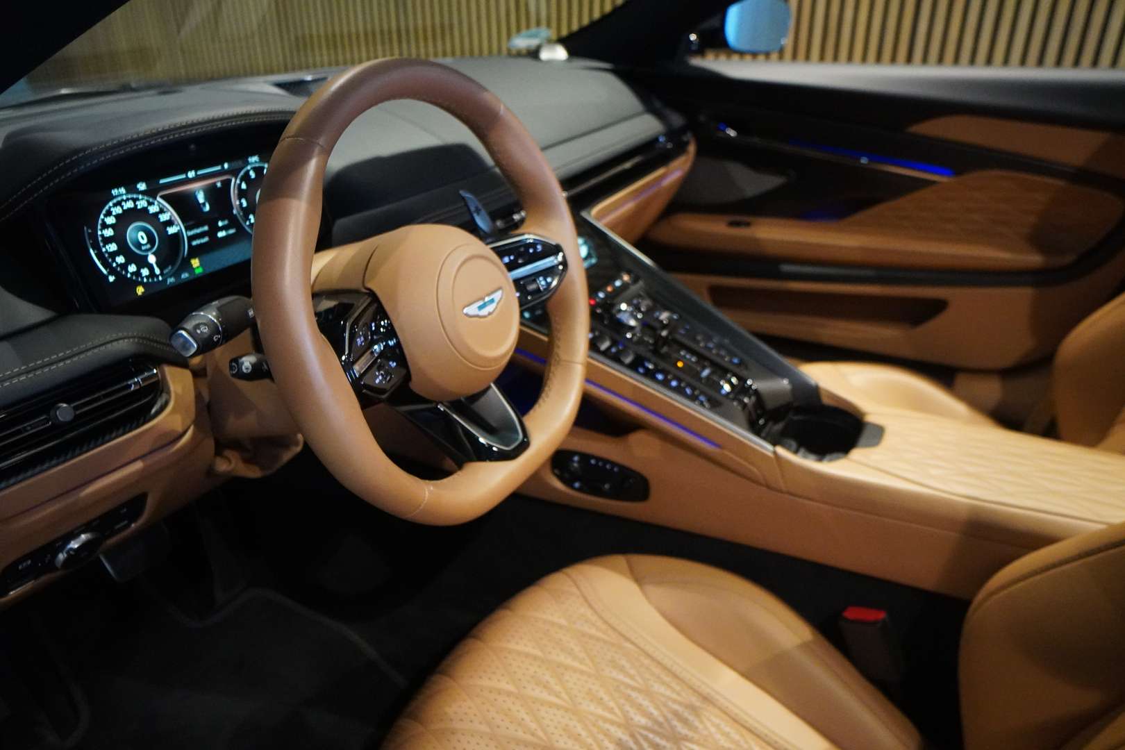 Aston Martin DB12 Volante 4.0 V8 B&W - 2024 - Joinsteer - #6