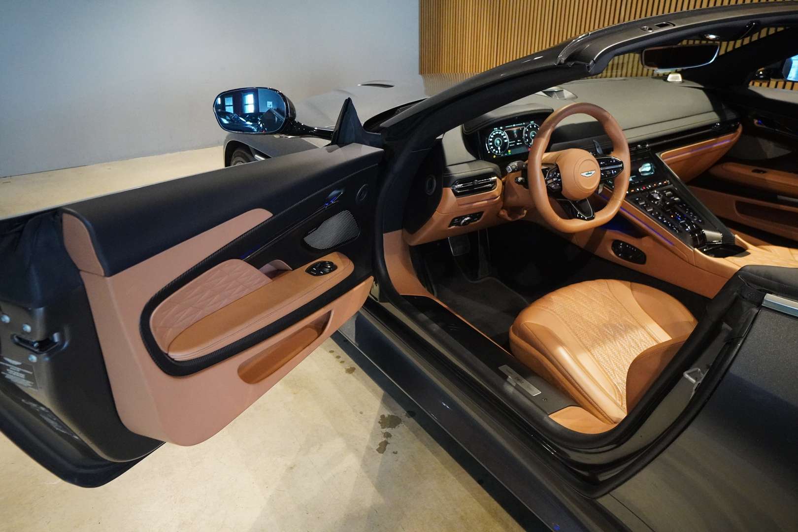 Aston Martin DB12 Volante 4.0 V8 B&W - 2024 - Joinsteer - #11