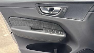 Volvo XC60 B4 Core — photo 18