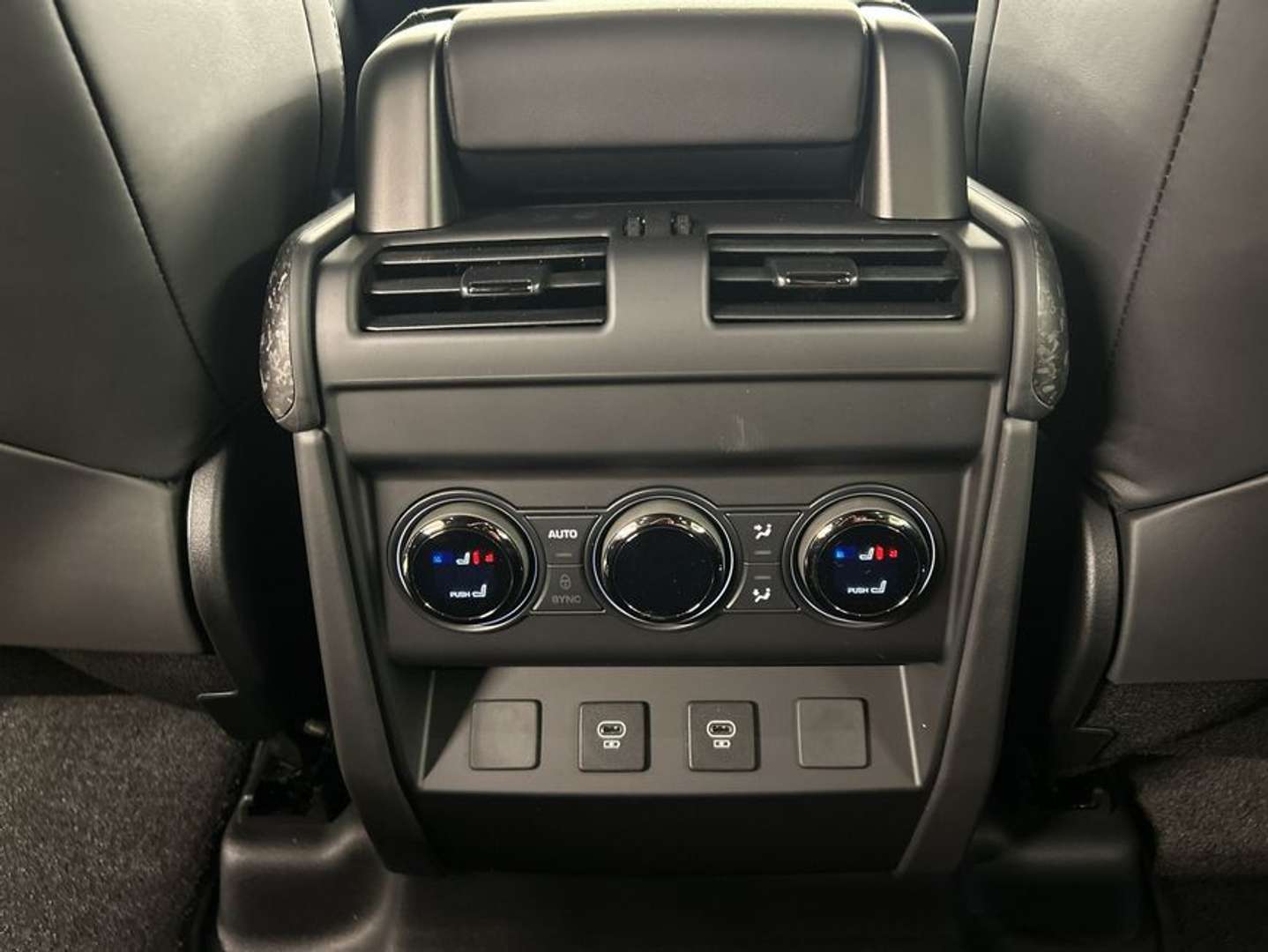 Land Rover Defender 110 OCTA Edition One P635 AWD - 2026 - Joinsteer - #18