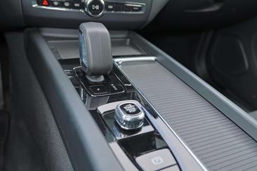 Volvo XC60 T6 Recharge Core — photo 8