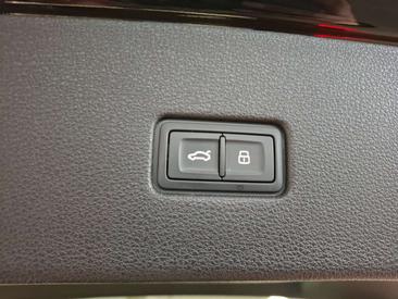 Audi Q8 50 TDI — photo 16