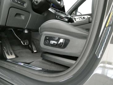 BMW XM 50e — photo 10