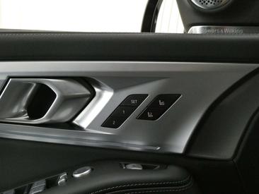 BMW XM 50e — photo 12
