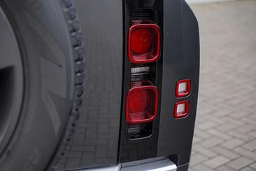 Land Rover Defender 110 P400e SE — photo 9