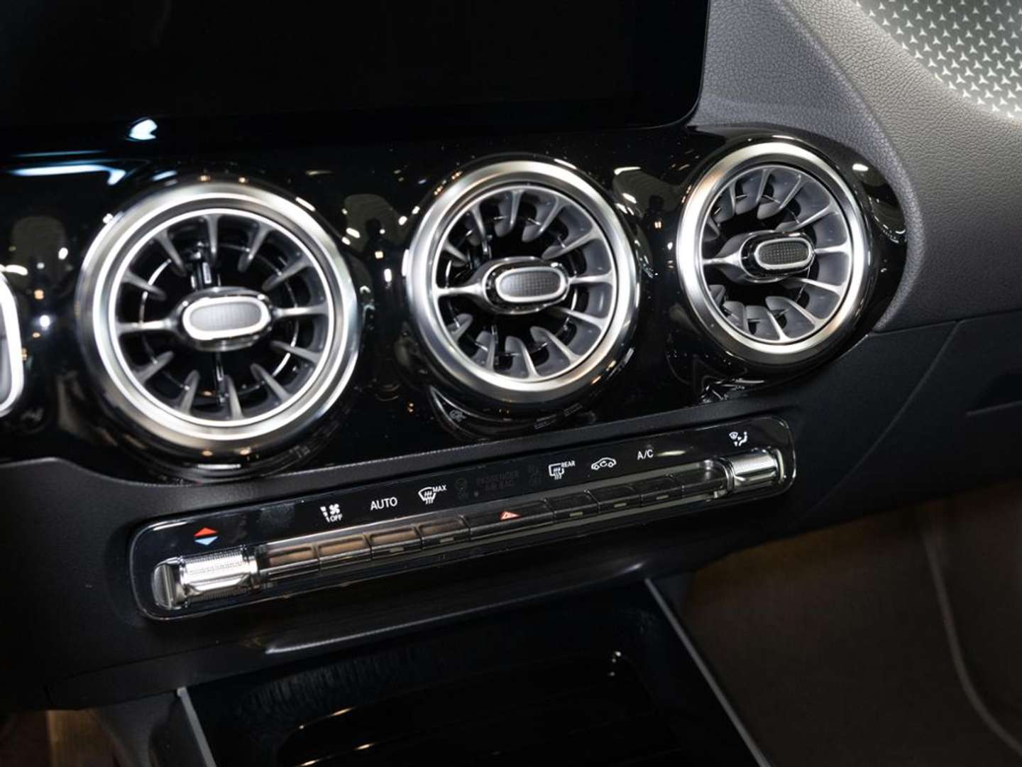 Mercedes GLA 200 Night Edition - 2025 - Joinsteer - #16