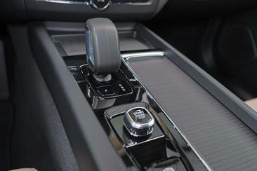 Volvo XC60 T6 Recharge Core — photo 8