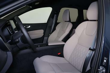 Volvo XC60 T6 Recharge Core — photo 12