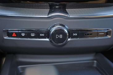 Volvo XC60 T6 Recharge Core — photo 8