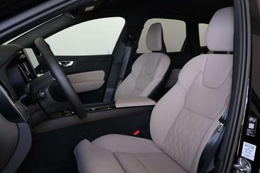 Volvo XC60 T6 Recharge Core — photo 13